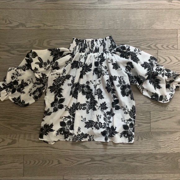 Floral top (off shoulder)🌺 by Coco✨ - Picture 2 of 6